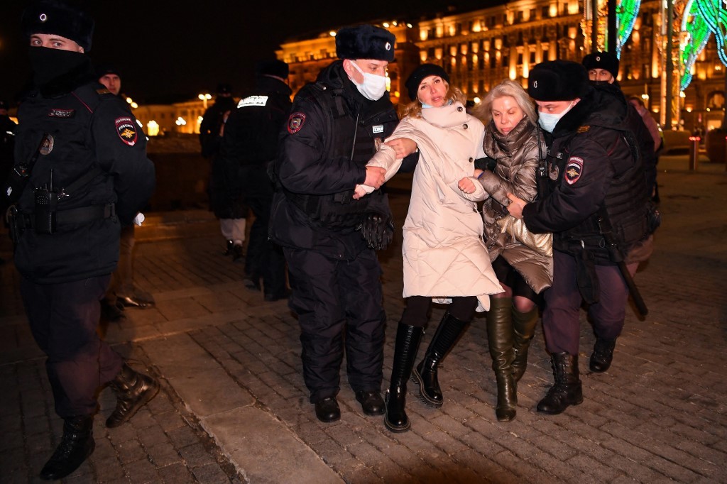 Polícia de Moscou prende manifestantes, em 2 de março de 2022
