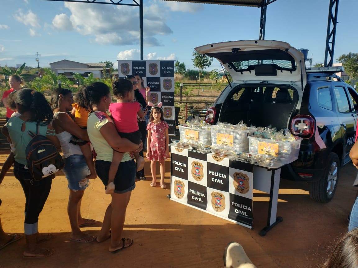 Polícia entrega ovos de Páscoa para 400 crianças em Campos de Júlio (MT)