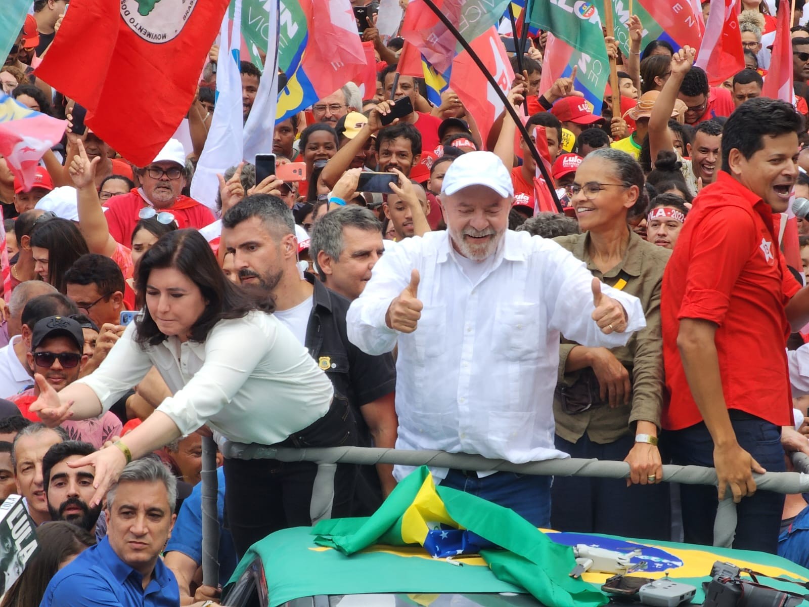 Lula ao lado de Simone Tebet e Marina Silva durante campanha em Teófilo Otoni (MG).