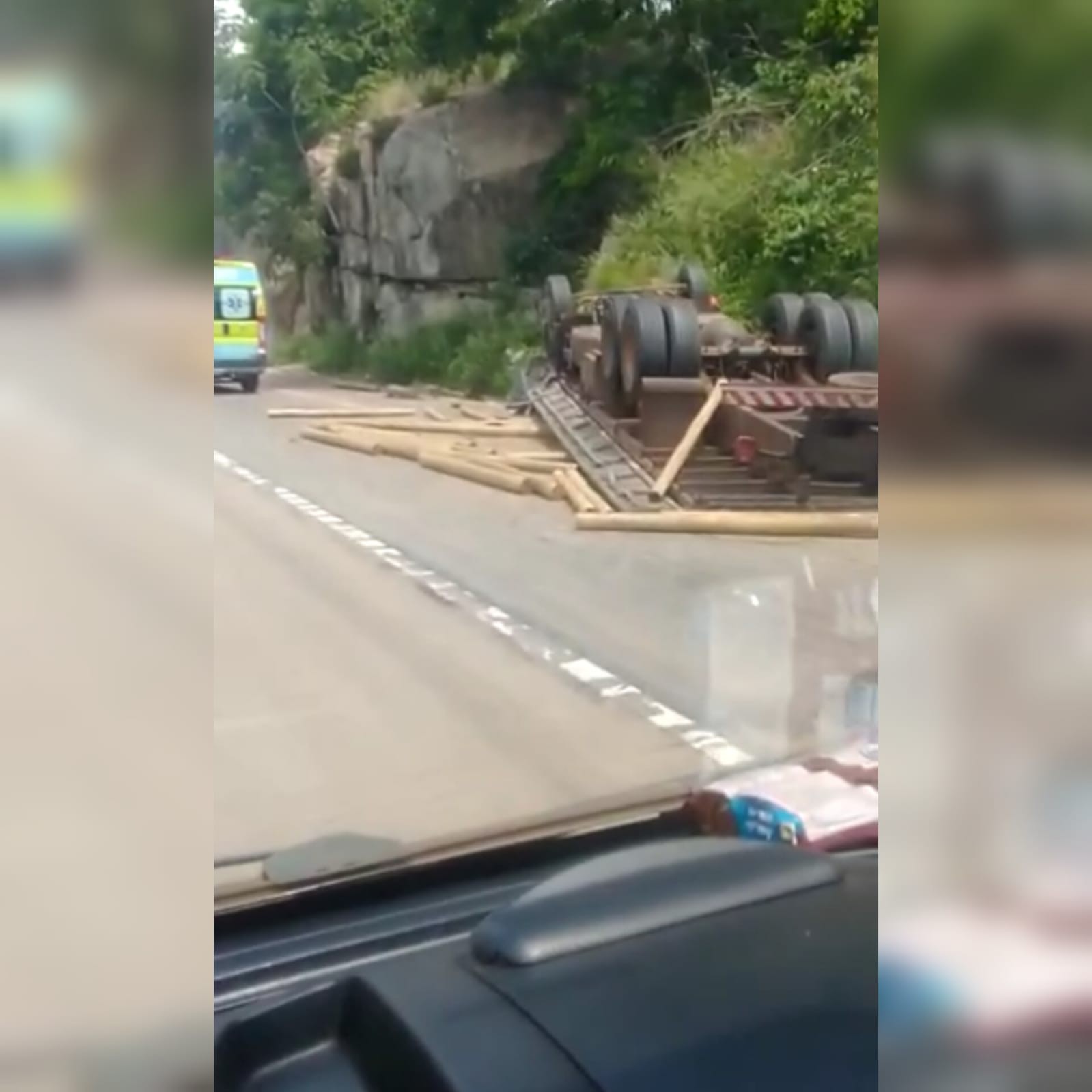 Caminhoneiro morre após carreta tombar na Serra de São Vicente (MT)