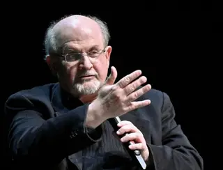 Salman Rushdie continua em 