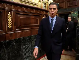 Pedro Sánchez anuncia que permanecerá no cargo de chefe de Governo da Espanha