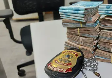 Dinheiro foi apreendido com as suspeitas de fraudes no auxílio emergencial