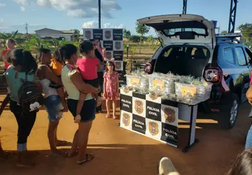 Polícia entrega ovos de Páscoa para 400 crianças em Campos de Júlio (MT)