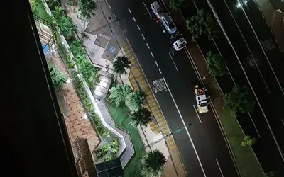 Caminhão-guincho que transportava veículos apreendidos em blitz bate em carro parado em semáforo de Cuiabá