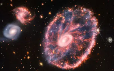 Galáxia 'Roda de Carro' é captura pelo telescópio James Webb e chama atenção por sua aparência curiosa