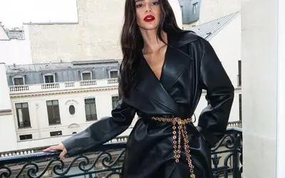 Bruna Marquezine faz sucesso na Semana de Moda em Paris com sobretudo de couro preto