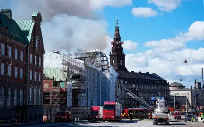Grande incêndio atinge Bolsa de Valores do século XVII na Dinamarca, derrubando torre icônica