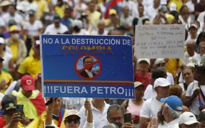 Milhares de pessoas tomam as ruas da Colômbia em manifestações contra as reformas de Petro