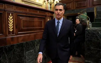 Pedro Sánchez anuncia que permanecerá no cargo de chefe de Governo da Espanha