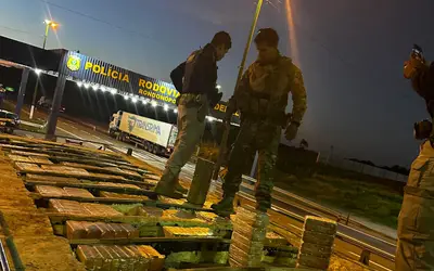 Motorista é preso por transportar mais de 400 kg de droga em teto falso de caminhão em MT